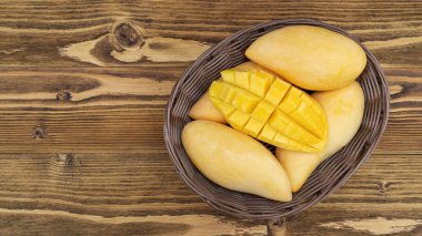 Tahta bir masada olgun bir Barakuda mangosu..