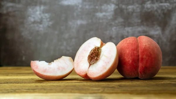 Roter Pfirsich Auf Einem Holztisch — Stockfoto