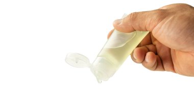 Beyaz arka planda temiz eller için alkol jeli kullanan adamlar..