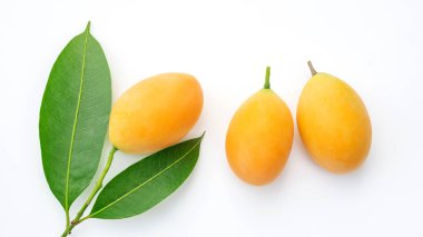 Beyaz arka planda sarı Marian erik meyvesi.