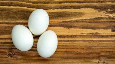 Tahta bir masada ördek yumurtası.