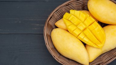 Olgun Barakuda mangosu siyah ahşap bir masada..