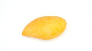 Beyaz arka planda olgun bir Barakuda mangosu..