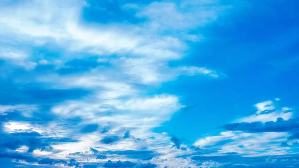 Weiße Wolke Blauen Himmel Für Einen Hintergrund — Stockfoto