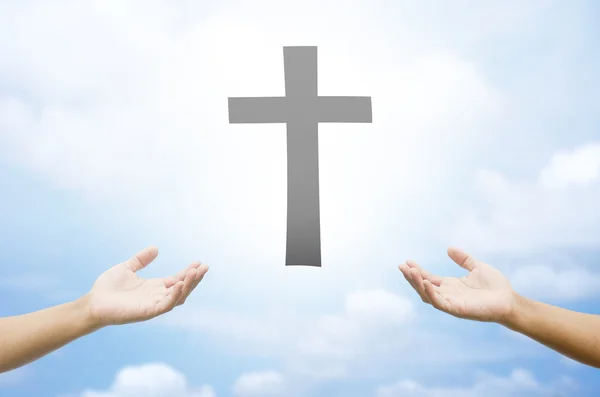 Відкриті руки моляться хрест на розмитому фоні неба . — стокове фото