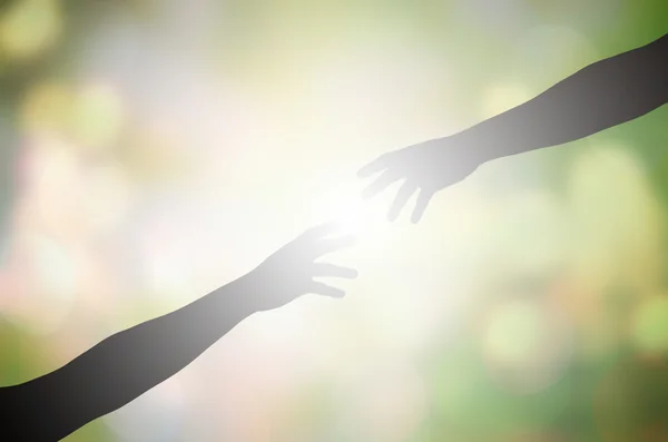 Ombra mano raggiunge per la mano su sfondo natura sfocata — Foto Stock