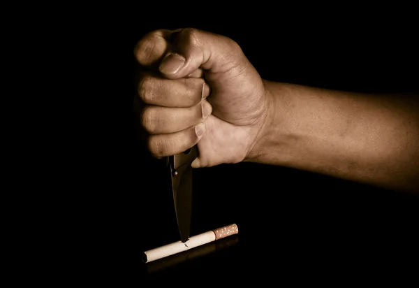 Handtag kniv knivhuggen i cigaretter konceptet eliminera sluta rökning, röka. — Stockfoto