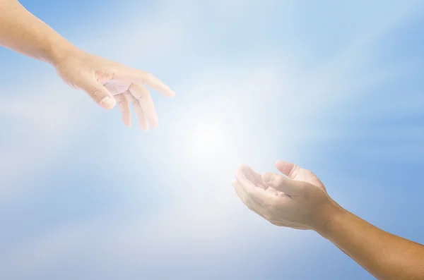 Mão tentando apanhar em um contexto de céu e luz - para a ajuda — Fotografia de Stock