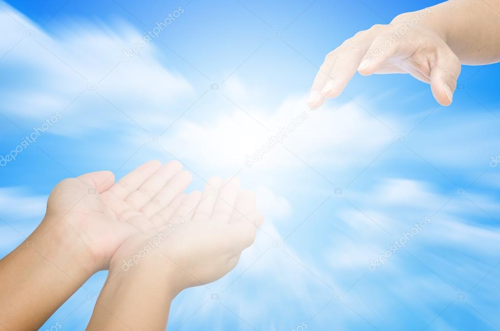 Hand versucht, auf einem Hintergrund aus Himmel und Licht aufzuholen - um  Hilfe - Stockfotografie: lizenzfreie Fotos © photobyphotoboy 123109952