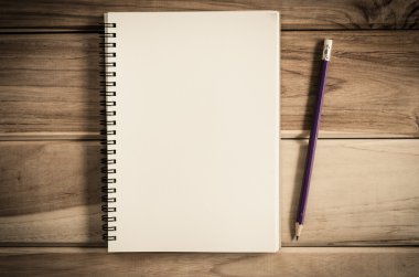 Ahşap masa üzerinde kurşun kalemle boş bir defter - natürmort