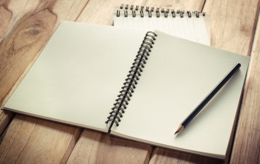 Ahşap masa üzerinde kurşun kalemle boş bir defter - natürmort