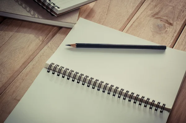 Caderno em branco com lápis na mesa de madeira - ainda vida — Fotografia de Stock