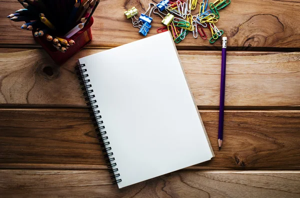 Crayon couleur et carnet de croquis sur table en bois — Photo