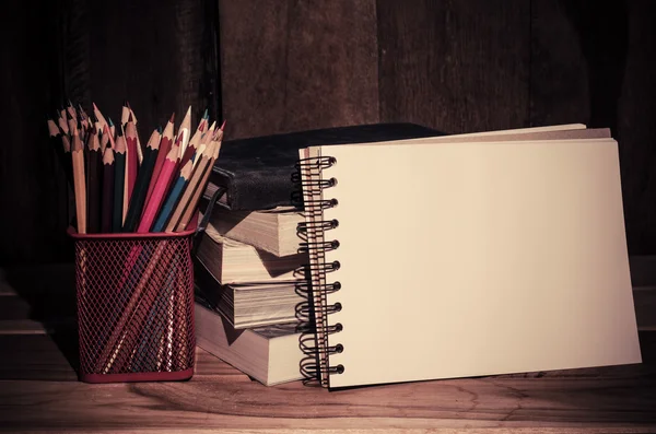 Lápis de cor ainda vida e caderno de esboços em fundo de madeira — Fotografia de Stock