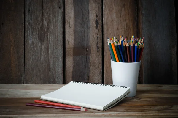Crayon couleur et carnet de croquis sur table en bois — Photo