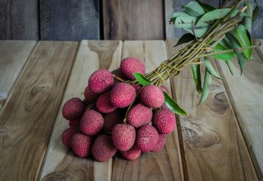 Lychee ya da ahşap bir masa üzerinde Çin.