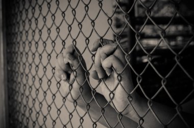 El ve çelik kafes, hapsetmek