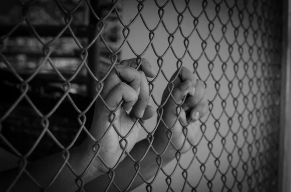 Händer och stål bur, fängsla — Stockfoto