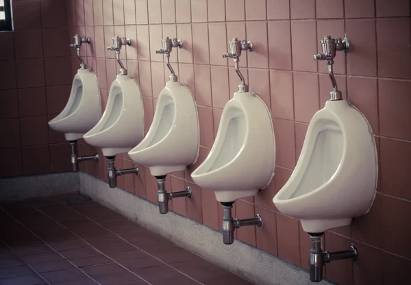 Muitos urinol na casa de banho dos homens, tom vintage — Fotografia de Stock
