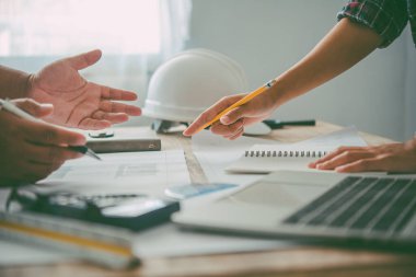 Ofiste planlarla çalışan mühendis, mimari plan için işyerinde teftiş, inşaat projesi, iş inşaatı