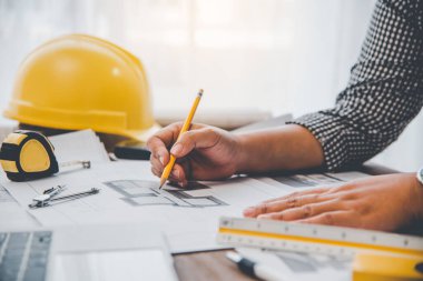 Ofiste planlarla çalışan mühendis, mimari plan için işyerinde teftiş, inşaat projesi, iş inşaatı