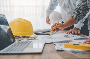 Ofiste planlarla çalışan mühendis, mimari plan için işyerinde teftiş, inşaat projesi, iş inşaatı