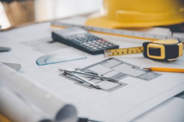 Bölücüler çalışma masasına konur, ev planları tasarlanır. Mühendislik ekipmanları dahil