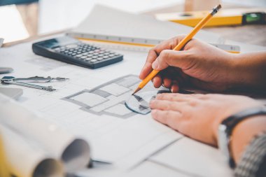 Ofiste planlarla çalışan mühendis, mimari plan için işyerinde teftiş, inşaat projesi, iş inşaatı