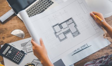 Ofiste planlarla çalışan mühendis, mimari plan için işyerinde teftiş, inşaat projesi, iş inşaatı