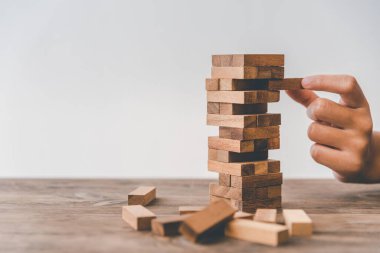İş hayatında iş riskleri. Meditasyonun planlanması, sektördeki riski azaltmaya karar verirken dikkatli olması gerekir. Oyun kuleden tahta bir bloğa doğru çekilirken