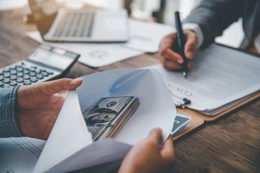 İş adamı, doların rüşvet olarak kabul edildiği bir anlaşmayı görüşüyordu. Rüşvet ve yolsuzluk karşıtı kavramlar