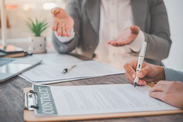 Empresário Está Negociando Aconselhando Explicando Questão Contrato Ser Acordado Para — Fotografia de Stock