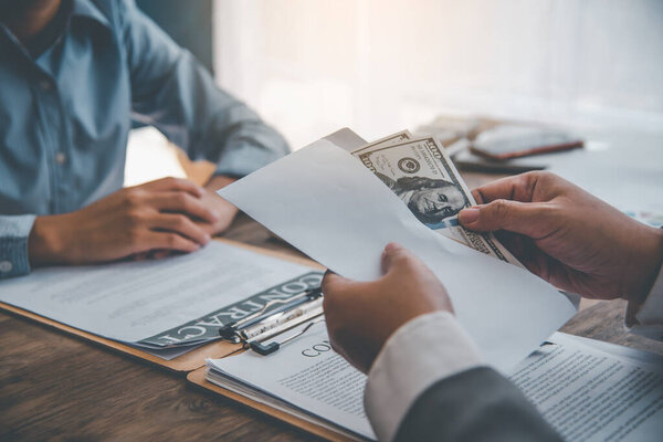 бизнесмен вел переговоры о соглашении, в котором доллар был принят в качестве взятки за коррупцию. противодействие взяточничеству и коррупции