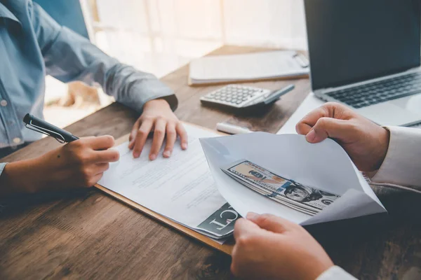 Zakenman Onderhandelde Een Overeenkomst Waarin Dollar Werd Geaccepteerd Als Omkoping — Stockfoto