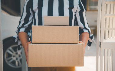 Tüketici sipariş ettiği paketi aldı ve evin önüne yerleştirdi. Kuryeyle.
