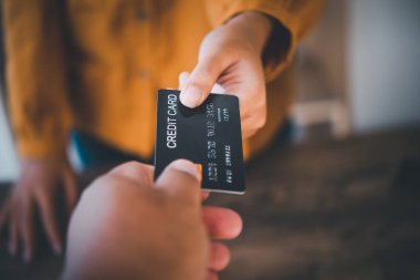 Kredi kartıyla kredi kartını kullanarak kredi kartı geçiş makinesindeki personele göndererek kapatabilirsin. Çevrimiçi ödeme