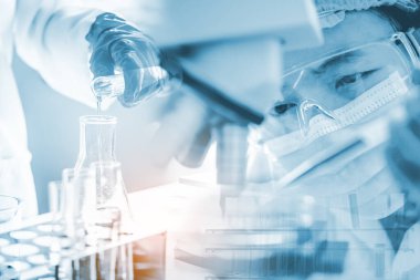 Bilim adamları bilimsel aletler ve laboratuvar mikroskobuyla tüp bebek deneyleri yapıyorlar. - Tıp alanında deneysel araştırma ve geliştirme konsepti