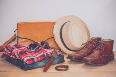 Ahşap zeminde Erkekler için Giysi