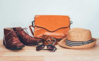 Ahşap zeminde Erkekler için Giysi