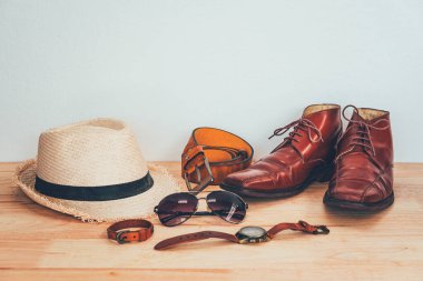 Ahşap zeminde Erkekler için Giysi