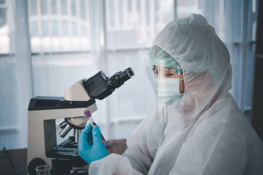 Bilim insanları laboratuardaki tıp bilimi eğitiminde virüslere karşı aşıları araştırıyorlar..