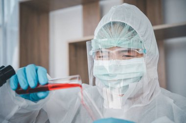 Bilim insanları laboratuardaki tıp bilimi eğitiminde virüslere karşı aşıları araştırıyorlar..