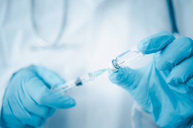 Şırıngalı doktor hastaya aşı yapmaya hazır. Aşılama kavramı.