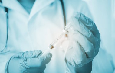 Şırıngalı doktor hastaya aşı yapmaya hazır. Aşılama kavramı.