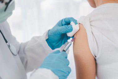 Doktor şu anda kollarını kullanarak hastaları tedavi ediyor. Virüsleri önlemek ve tedavi etmek için aşı ya da ilaç.