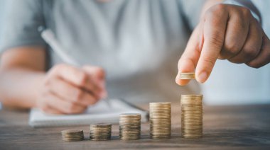 Yükselen her satıra para koymak - finans muhasebesi için iş tasarruf konsepti