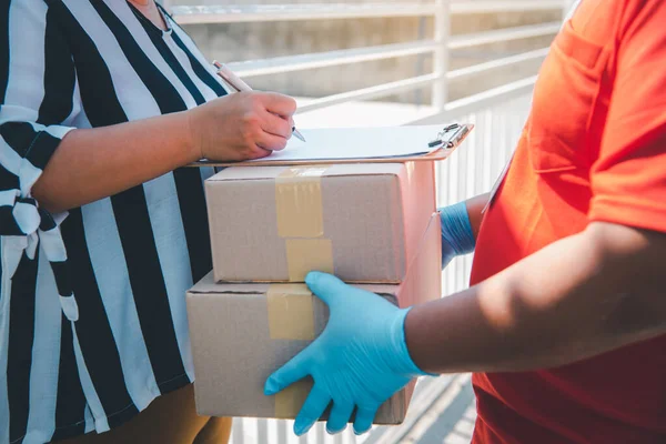 Tüketici Bir Kuryeden Paket Almak Için Bir Belge Imzalıyor — Stok fotoğraf