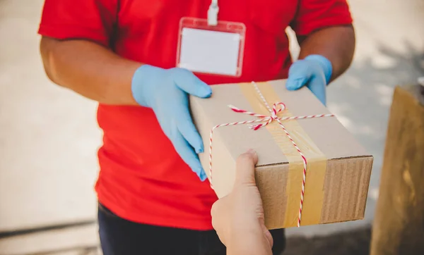Mujer Está Recibiendo Una Caja Paquetes Del Personal Entrega — Foto de Stock