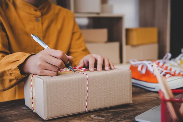 Dueño Pequeña Empresa Línea Está Escribiendo Nombre Dirección Caja Del — Foto de Stock