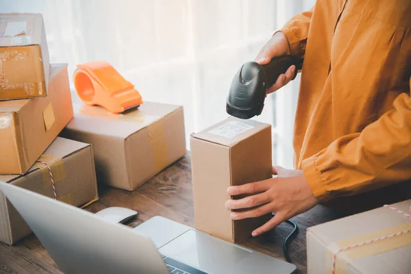 Caja Cartón Escaneo Del Personal Entrega Con Escáner Código Barras — Foto de Stock